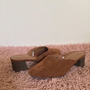 Universal Thread Suede Clogs nwot